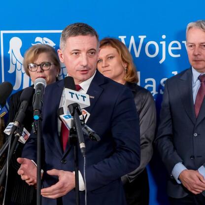 Wojciech Saługa, Marszałek Województwa Śląskiego, przemawia na konferencji prasowej w Sali Marmurowej Sejmu Śląskiego. (wygenerowano przez AI)