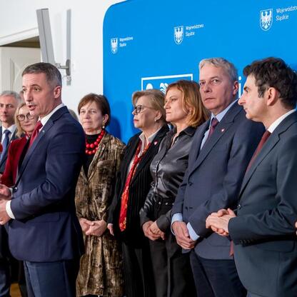 Wojciech Saługa, Marszałek Województwa Śląskiego, prowadzi briefingu prasowego na konferencji prasowej w Sali Marmurowej Sejmu Śląskiego. (wygenerowano przez AI)