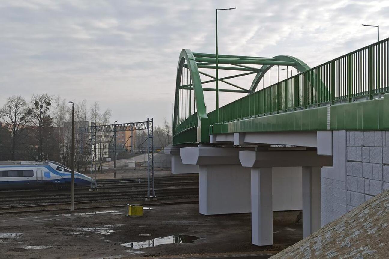 Nowy pięcioprzęsłowy wiadukt nad torami kolejowymi i ulicami w Lublińcu, Polska. (wygenerowano przez AI)