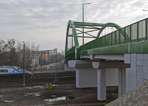 Nowy pięcioprzęsłowy wiadukt nad torami kolejowymi i ulicami w Lublińcu, Polska. (wygenerowano przez AI)