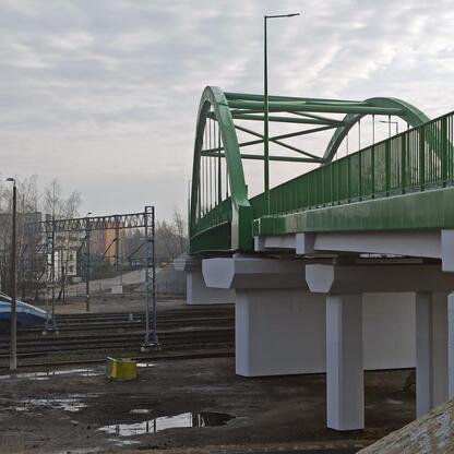 Nowy pięcioprzęsłowy wiadukt nad torami kolejowymi i ulicami w Lublińcu, Polska. Zakończony w lutym 2023 roku. (wygenerowano przez AI)