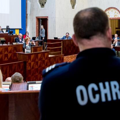 Formalne posiedzenie w gmachu rządowym, gdzie radni i przedstawiciele publiczni omawiają audyt krajobrazowy dla Śląska. (wygenerowano przez AI)