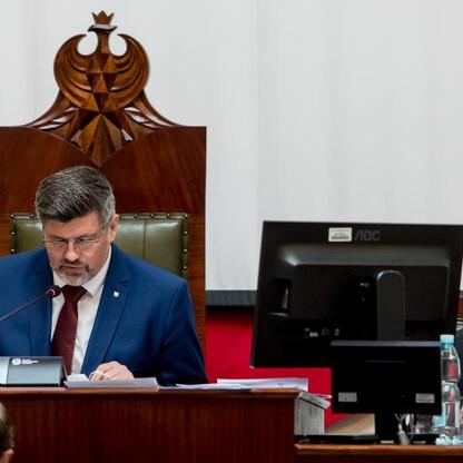 Sejmik Śląskiego Voivodztwa podczas sesji, gdzie radni omawiają i przyjmują uchwały o audycie krajobrazowym i finansowaniu projektów dla osób niepełnosprawnych. (wygenerowano przez AI)