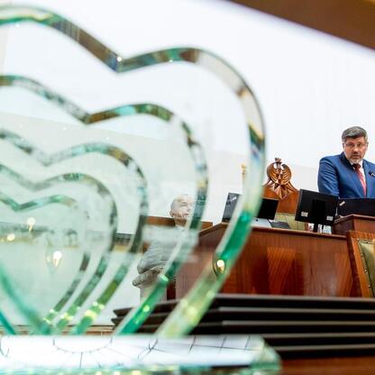 Formalna sesja Sejmiku Województwa Śląskiego, gdzie radni omawiają i głosują nad audytem krajobrazowym dla regionu. (wygenerowano przez AI)