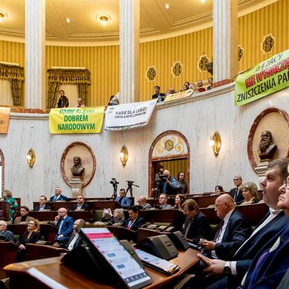 Sesja Sejmiku Województwa Śląskiego, dyskusja o audycie krajobrazowym i lokalnych projektach. (wygenerowano przez AI)