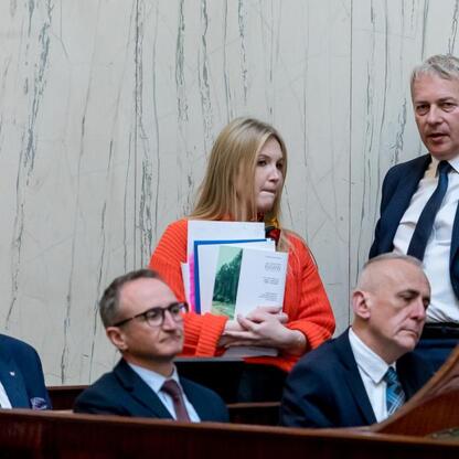 Grzegorz Boski, Leszek Pietraszek, Rafał Adamczyk i Wojciech Saługa uczestniczą w sesji Sejmiku Województwa Śląskiego, omawiając audyt krajobrazowy i inne projekty. (wygenerowano przez AI)