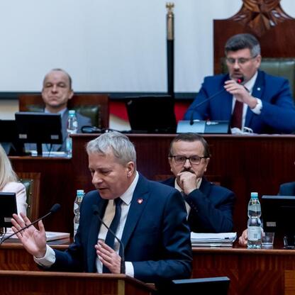 Marszałek Wojciech Saługa prowadzi sesję Sejmiku Województwa Śląskiego, omawiając audyt krajobrazowy i przyjmując uchwały. (wygenerowano przez AI)