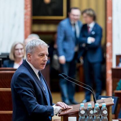 Marszałek Wojciech Saługa przemawia na sesji Sejmiku Śląskiego, omawiając audyt krajobrazowy i ochronę Parku Śląskiego. (wygenerowano przez AI)