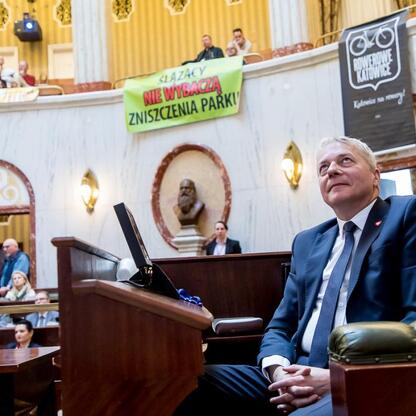 Wojciech Saługa, Marszałek Województwa Śląskiego, prowadzi spotkanie w Sejmiku Województwa Śląskiego, omawiając audyt krajobrazowy i ochronę Parku Śląskiego. (wygenerowano przez AI)