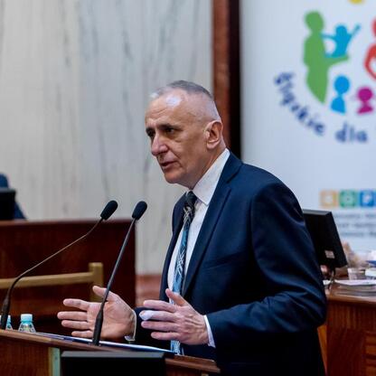 Wicemarszałek Leszek Pietraszek przemawia na sesji Sejmiku Województwa Śląskiego, omawiając audyt krajobrazowy i projekty funduszy. (wygenerowano przez AI)
