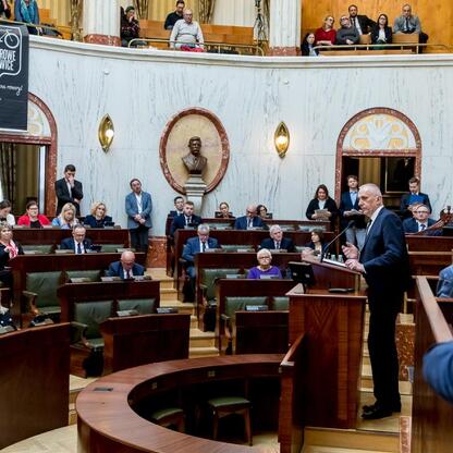 Wicemarszałek Leszek Pietraszek przemawia na sesji Sejmiku Województwa Śląskiego, podczas dyskusji nad audytem krajobrazowym. (wygenerowano przez AI)