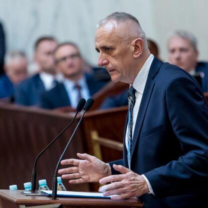 Wicemarszałek Leszek Pietraszek przemawia na sesji Sejmiku Śląskiego, omawiając rezultaty audytu krajobrazowego i plany na 2025 rok. (wygenerowano przez AI)