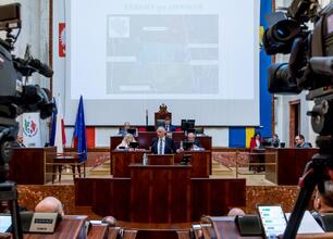 Sejmik Śląska dyskutuje i głosuje nad audytem krajobrazowym i alokacjami finansowymi. (wygenerowano przez AI)