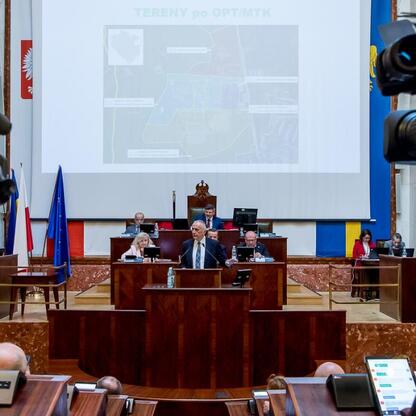 Wicemarszałek Leszek Pietraszek prowadzi sesję Sejmiku Województwa Śląskiego, omawiając audyt krajobrazowy i projekty funduszy na rok 2025. (wygenerowano przez AI)