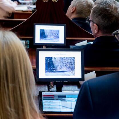 Radni Sejmiku Śląskiego omawiają projekt audytu krajobrazowego Parku Śląskiego. (wygenerowano przez AI)