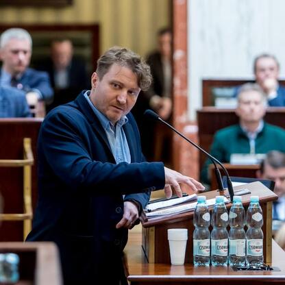 Wojewódzki Sejmik Śląski podczas sesji rozpatruje audyt krajobrazowy i decyzje o budżecie na 2025 rok. (wygenerowano przez AI)
