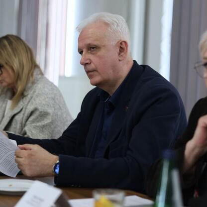 Podczas briefingu prasowego Wojewódzkiej Rady Dialogu Społecznego w Katowicach dyskutowano o negatywnych skutkach polityki Zielonego Ładu UE, zwłaszcza dla przemysłu i gospodarki domowej. (wygenerowano przez AI)