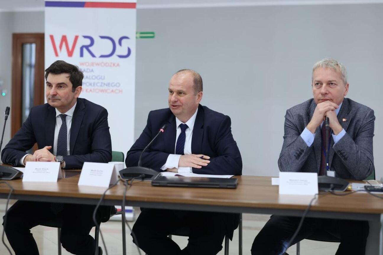 Zjazd prasowy w Katowicach: Wojewódzka Rada Dialogu zwraca uwagę na negatywne skutki polityki energetycznej UE. (wygenerowano przez AI)