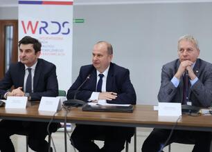 Zjazd prasowy w Katowicach: Wojewódzka Rada Dialogu zwraca uwagę na negatywne skutki polityki energetycznej UE. (wygenerowano przez AI)