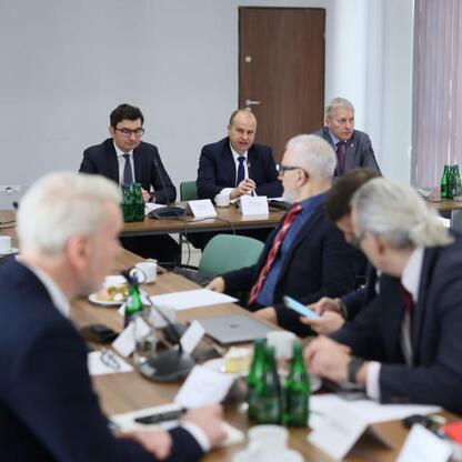 Wojewódzka Rada Dialogu Społecznego w Katowicach dyskutuje o Green Deal UE i jego wpływie na region. (wygenerowano przez AI)