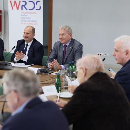 Grupa ludzi uczestniczy w spotkaniu wojewódzkiej Rady Dialogu Społecznego w Katowicach, omawiając stanowisko wobec unijnego Zielonego Ładu. (wygenerowano przez AI)