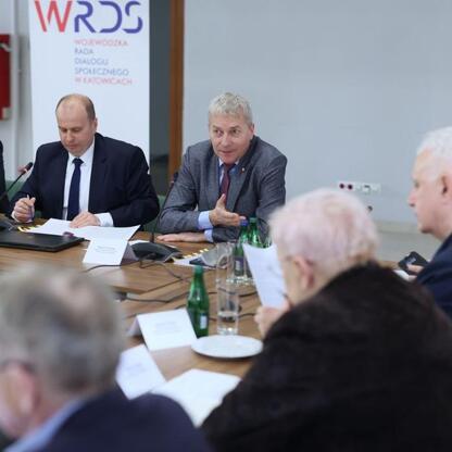 Wojewódzka Rada Dialogu Społecznego w Katowicach dyskutuje o Green Deal UE, podkreślając konieczność równowagi między środowiskiem a gospodarką. (wygenerowano przez AI)