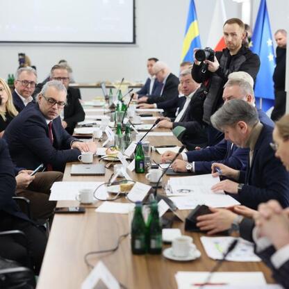 Regionalna Rada Dialogu Społecznego w Katowicach dyskutuje o wpływie Europejskiego Green Dealu na śląską gospodarkę. (wygenerowano przez AI)