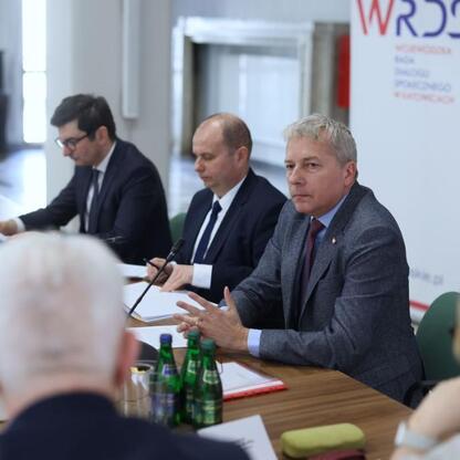Regionalna Rada Dialogu Społecznego w Katowicach omawia strategie unijnego Zielonego Ładu. (wygenerowano przez AI)