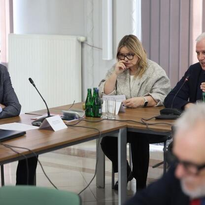 Panel dyskusyjny w ramach briefingu prasowego z udziałem Wojciecha Saługi, Marszałka Województwa, i innych ekspertów, skupiający się na polskim stanowisku wobec Europejskiego Green Deal. (wygenerowano przez AI)