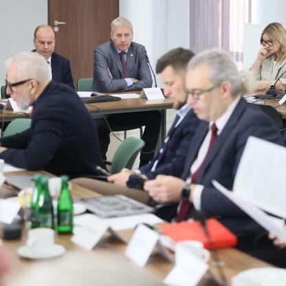 Wojewódzka Rada Dialogu Społecznego w Katowicach dyskutuje o polityce klimatyczno-energetycznej UE, zwłaszcza w kontekście Emissions Trading System. (wygenerowano przez AI)