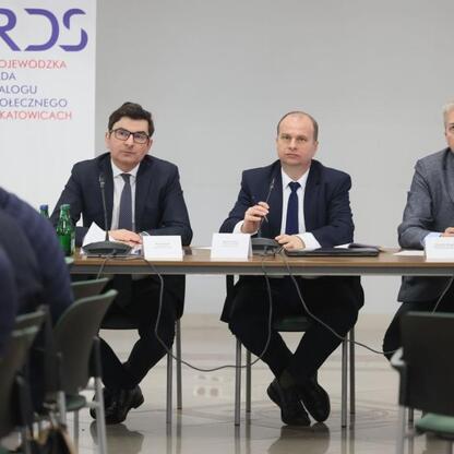 Panel dyskusyjny w Wojewódzkiej Radzie Dialogu Społecznego w Katowicach, 18 marca 2023, na temat Zielonego Ładu UE. (wygenerowano przez AI)
