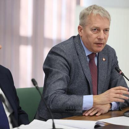 Wojciech Saługa, Marszałek Województwa Śląskiego, prowadzi briefingu prasowego na temat Green Dealu w Unii Europejskiej, omawiając wyzwania związane z wysokimi cenami energii i deindustrializacją regi (wygenerowano przez AI)