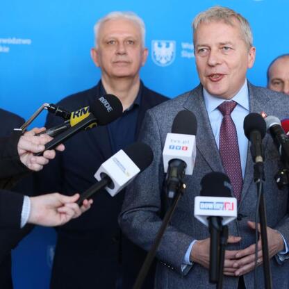 Wojciech Saługa, Marszałek Województwa Śląskiego, przemawia na konferencji prasowej o Green Deal i polityce energetycznej UE. (wygenerowano przez AI)