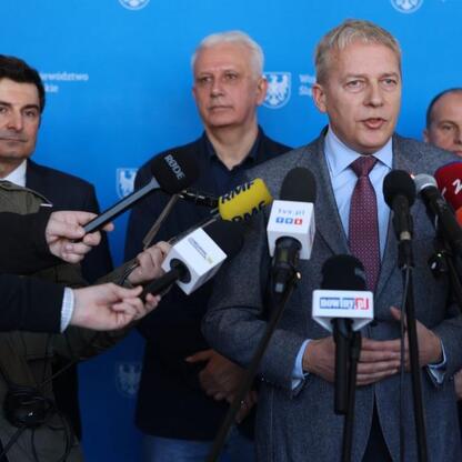 Wojciech Saługa, Marszałek Województwa Śląskiego, prowadzi briefingu prasowego o Green Deal i jego wpływie na polską gospodarkę. (wygenerowano przez AI)