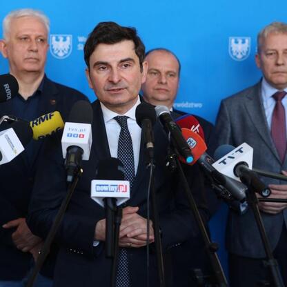Wojciech Saługa, Marszałek Województwa Śląskiego, przemawia na konferencji prasowej o Green Deal i jego wpływie na polską gospodarkę. (wygenerowano przez AI)