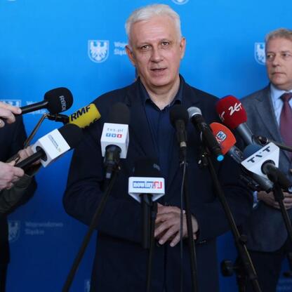 Marszałek Wojciech Saługa prowadzi briefingu prasowego w Katowicach, omawiając stanowisko Wojewódzkiej Rady Dialogu Społecznego wobec unijnego Zielonego Ładu. (wygenerowano przez AI)