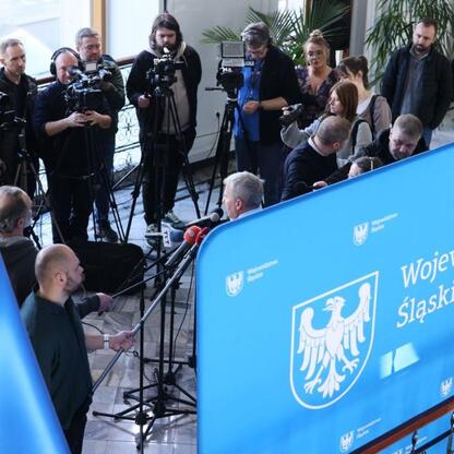 Zjazd prasowy w Katowicach: Wojewódzka Rada Dialogu zwraca uwagę na negatywne skutki polityki energetycznej UE. (wygenerowano przez AI)