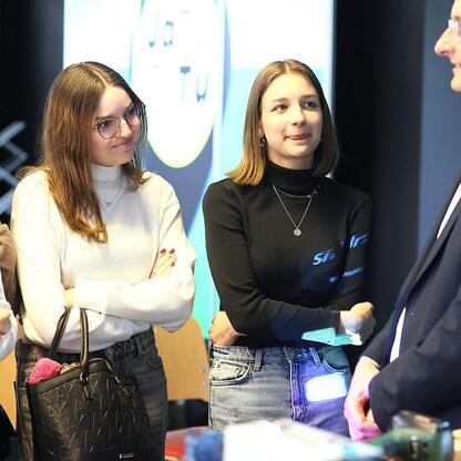 Edukacyjne spotkanie z uczelniami w Katowicach, promujące edukację wyższą i transformację regionu. (wygenerowano przez AI)