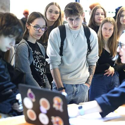 Edukacyjny dzień promujący edukację wyższą i kierunki studiów w Silesia. (wygenerowano przez AI)