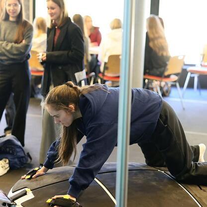 Edukacyjne spotkanie na EduPromoDay w Katowicach, gdzie uczestnicy uczą się i rozwijają wokół edukacji wyższej i transformacji cyfrowej. (wygenerowano przez AI)