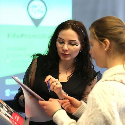 Na EduPromoDay w Katowicach dyskusja o wyborze kierunków studiów związanych z zieloną i cyfrową transformacją. (wygenerowano przez AI)