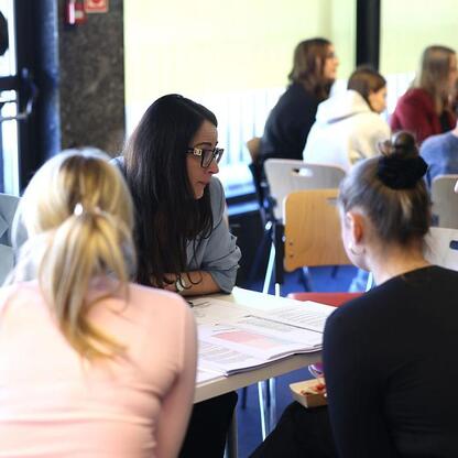 Edukacyjne spotkanie na EduPromoDay, promujące edukację wyższą i transformację regionu. (wygenerowano przez AI)