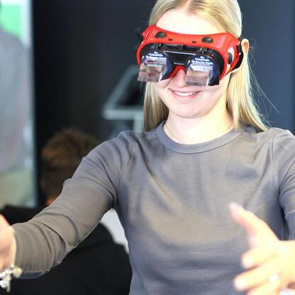 Uczestnik EduPromoDay wirtualnie eksploruje świat VR, uśmiechając się i aktywnie uczestnicząc w interaktywnym wydarzeniu. (wygenerowano przez AI)