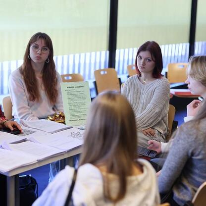 Podczas EduPromoDay w Katowicach uczestniczą młodzi ludzie dyskutują o szansach edukacyjnych i zawodowych w regionie Śląska. (wygenerowano przez AI)