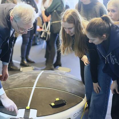Na EduPromoDay w Katowicach, uczestnicy omawiają nowe technologie i edukację wyższą w Śląsku. (wygenerowano przez AI)