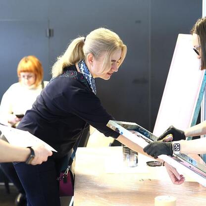 Zdjęcie przedstawia moment z EduPromoDay, cyklu wydarzeń edukacyjnych promujących wyższe studia w Śląsku. Osoby uczestniczą w warsztatach lub demonstracjach. (wygenerowano przez AI)