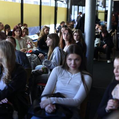 Edukacyjne spotkanie na EduPromoDay w Katowicach, gdzie młodzi ludzie uczą się i rozmawiają o przyszłości edukacji i kariery. (wygenerowano przez AI)