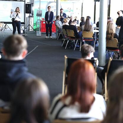 Edukacyjny dzień promujący studia wyższe w Katowicach, gdzie studentów i nauczycieli spotyka się na Spodku, aby omawiać szanse edukacyjne w regionie Śląskim. (wygenerowano przez AI)