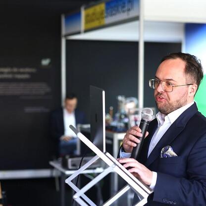 Podczas EduPromoDay w Katowicach na Spodku młodzi ludzie uczestniczą w spotkaniu z ekspertami i przedstawicielami uczelni, omawiając przyszłość edukacji wyższej w Śląsku. (wygenerowano przez AI)