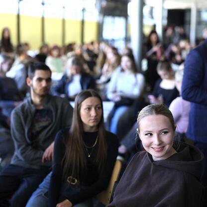 Edukacyjne spotkanie z udziałem studentów i przyszłych studentów na EduPromoDay w Katowicach. (wygenerowano przez AI)